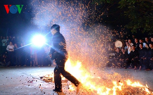 Barefoot Dao men dance on red hot charcoals - ảnh 5