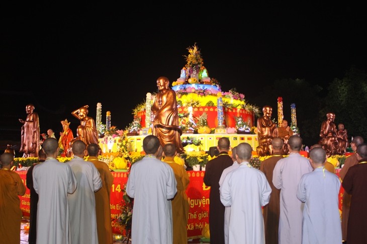 Buddhism ceremony prays for peaceful world - ảnh 1