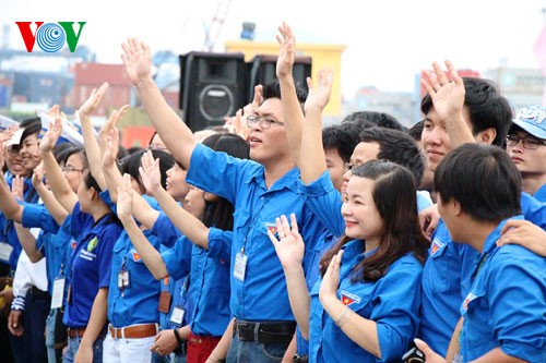 Youth Union vessels sail off to Truong Sa or Spratly archipelago - ảnh 1