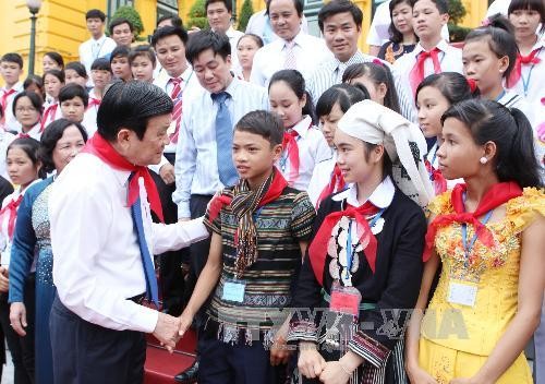 State President meets unfortunate children - ảnh 1