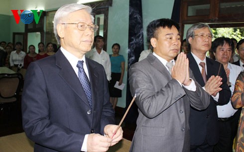 Party leader pays tribute to President Ho Chi Minh  - ảnh 1