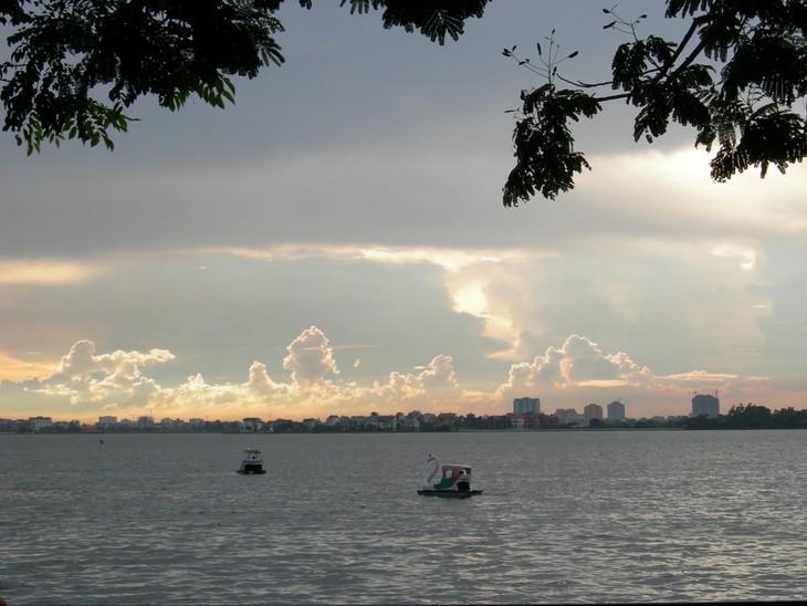 Hanoi’s West Lake - ảnh 1