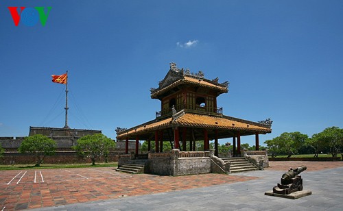 Exploring romantic charm of Hue  - ảnh 4