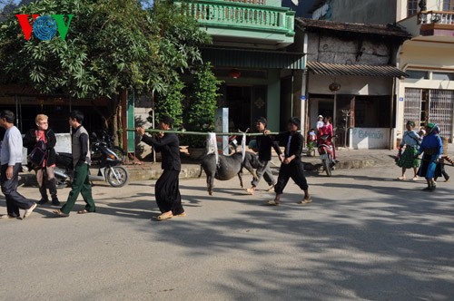 Dong Van market attracts foreign tourists - ảnh 15