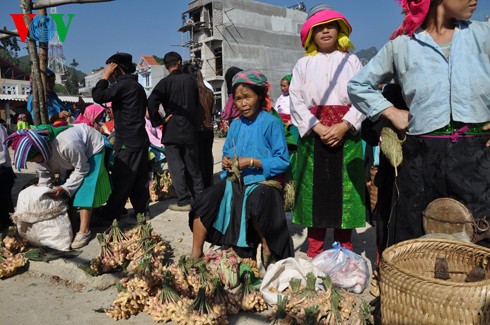 Dong Van market attracts foreign tourists - ảnh 22