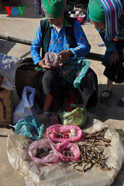 Dong Van market attracts foreign tourists - ảnh 23