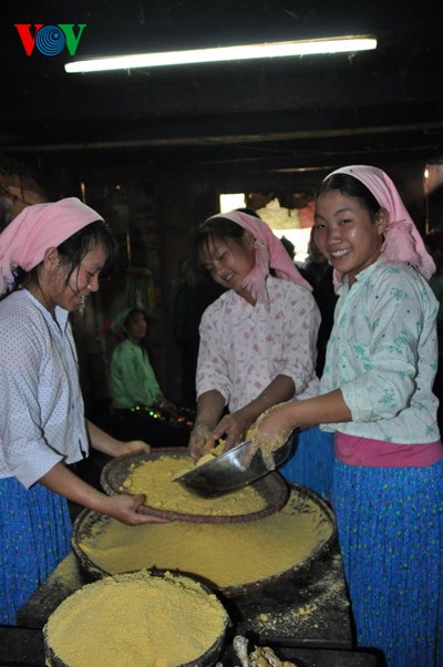 Dong Van market attracts foreign tourists - ảnh 26