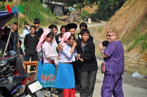 Dong Van market attracts foreign tourists - ảnh 28