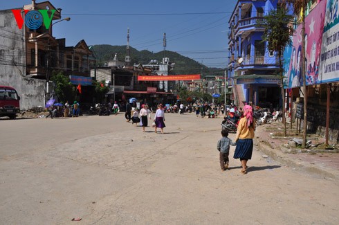 Dong Van market attracts foreign tourists - ảnh 2