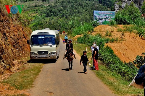 Dong Van market attracts foreign tourists - ảnh 8