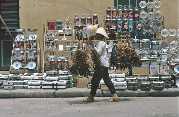 Hanoi city streets in the post-subsidy period  - ảnh 1