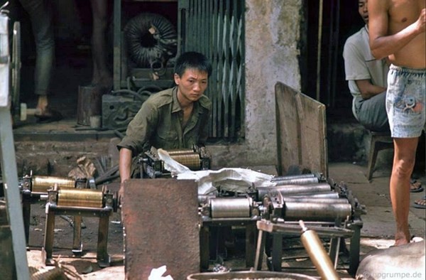 Hanoi city streets in the post-subsidy period  - ảnh 11