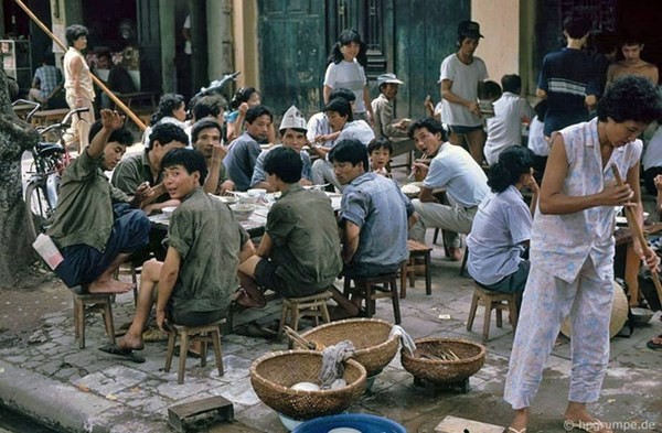 Hanoi city streets in the post-subsidy period  - ảnh 15