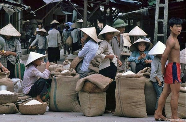 Hanoi city streets in the post-subsidy period  - ảnh 26