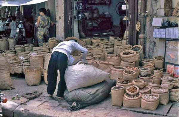 Hanoi city streets in the post-subsidy period  - ảnh 4