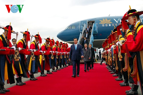 Prime Minister Nguyen Tan Dung arrives in Busan, RoK. - ảnh 2