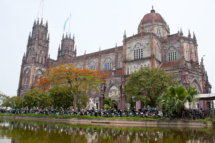 Vietnam Fatherland Front pays Christmas courtesy visit to Nam Dinh diocese - ảnh 1