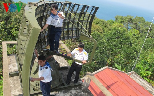 High Command of Military Zone 5 pays Tet visit to locals on Hon Doc islet  - ảnh 1