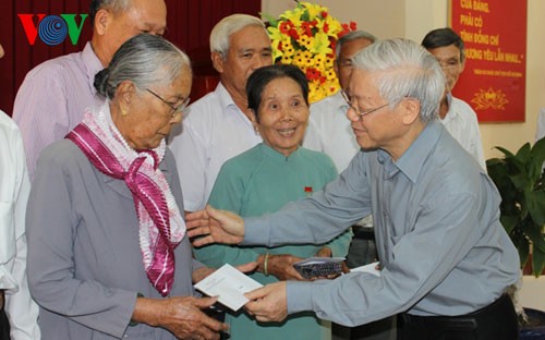 Party General Secretary Nguyen Phu Trong visits Tieu Can district, Tra Vinh province - ảnh 1