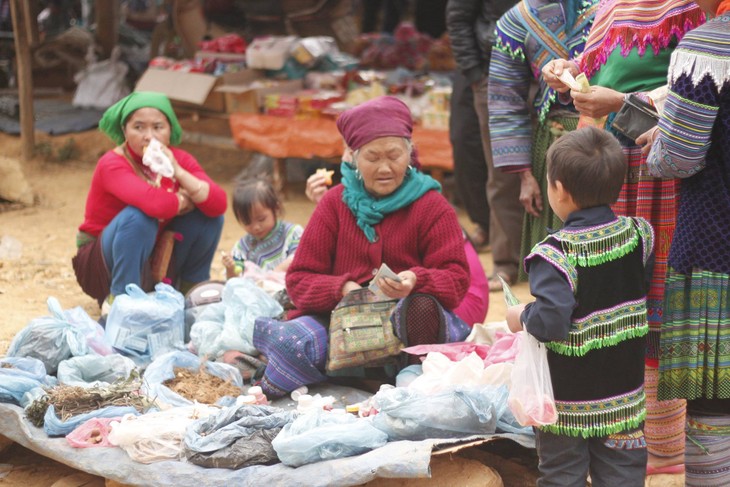 Colorful Can Cau Market - ảnh 4