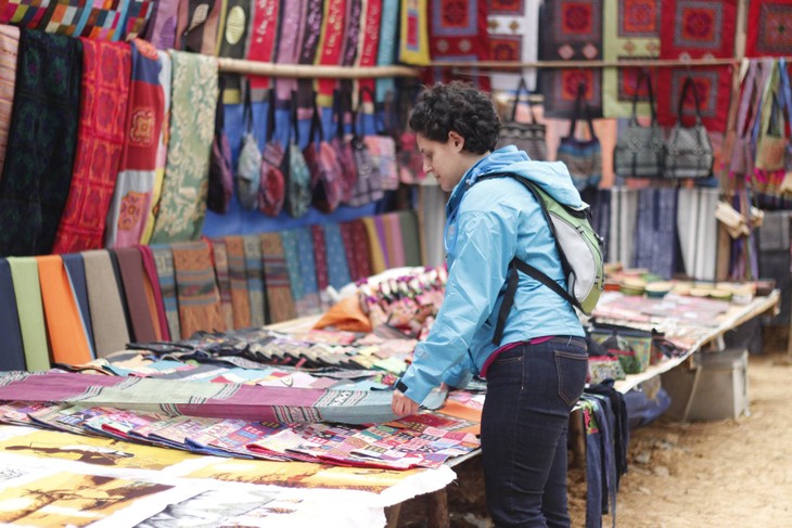 Colorful Can Cau Market - ảnh 11