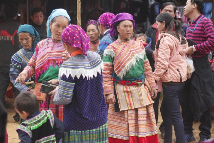 Colorful Can Cau Market - ảnh 2