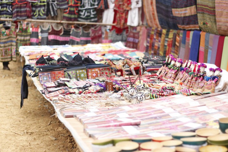 Colorful Can Cau Market - ảnh 1