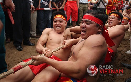 Tug of war game in Ngoc Tri village, Long Bien district of Hanoi - ảnh 1