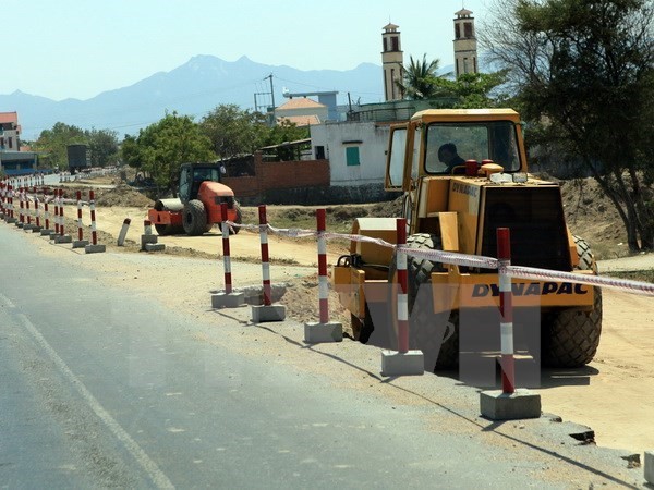 Deputy PM Hoang Trung Hai inspects progress of Da Nang-Quang Ngai highway project - ảnh 1