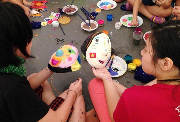 Making paper masks for Mid-autumn festival - ảnh 1