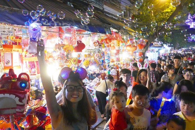 Colorful Hanoi's Old Quarter in Mid-autumn festival - ảnh 11