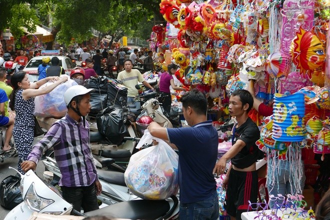 Colorful Hanoi's Old Quarter in Mid-autumn festival - ảnh 2