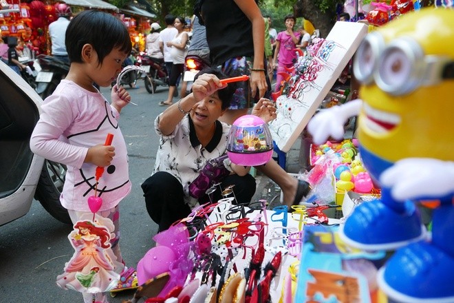 Colorful Hanoi's Old Quarter in Mid-autumn festival - ảnh 3