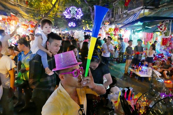 Colorful Hanoi's Old Quarter in Mid-autumn festival - ảnh 9