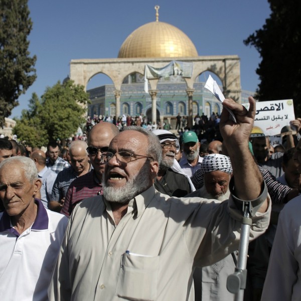 Israeli police, Palestinians clash at Jerusalem holy site - ảnh 1