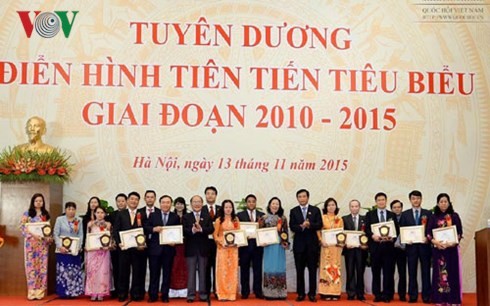 Outstanding civil servants honoured - ảnh 1