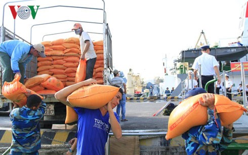 Ships of Tet gifts dock at Truong Sa island, Khanh Hoa province - ảnh 1