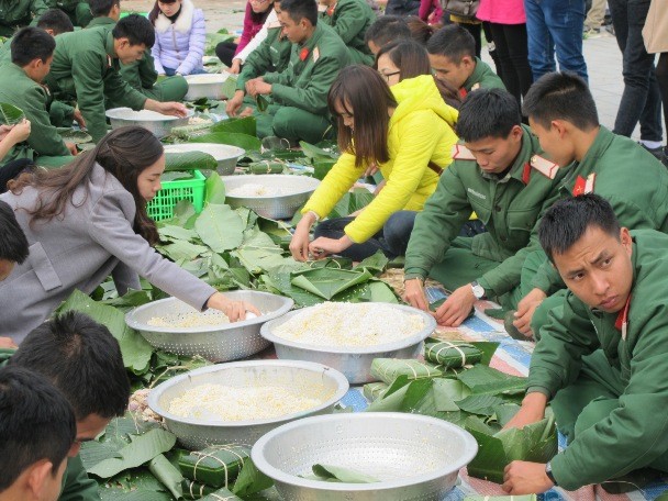 Chung cakes made for the poor as Tet approaches - ảnh 1