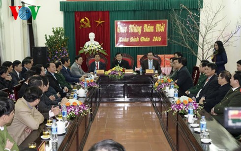 President offers Tet blessings on visit to Ha Tinh Province - ảnh 1