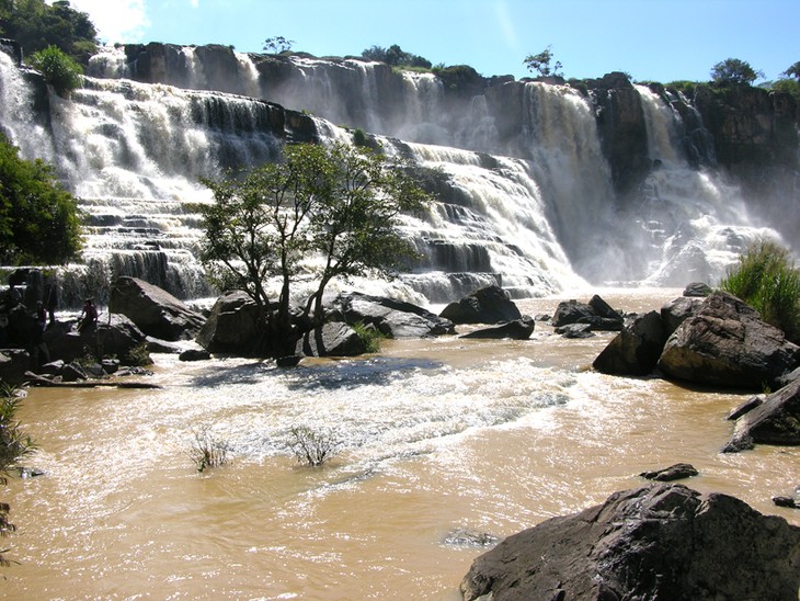 Splendid waterfalls in Lam Dong - ảnh 1