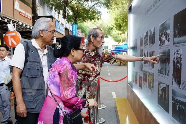 Photos feature Vietnamese expats in France over decades - ảnh 1