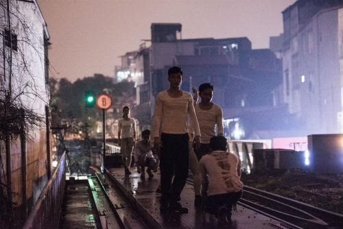 RoK artists stage “Memories-Things to remember” on Long Bien bridge - ảnh 1