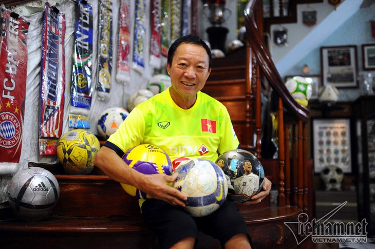 Former footballer Ha Bon and his collection of football souvenirs - ảnh 1