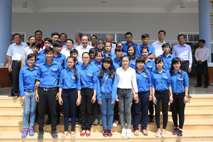 Deputy PM Truong Hoa Binh meets voters of Long An - ảnh 1