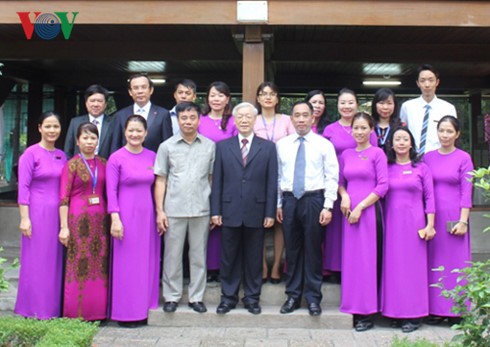 Offering incense to commemorate President Ho Chi Minh - ảnh 2