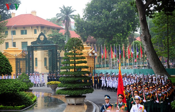 Welcoming ceremony for French President Francois Hollande - ảnh 3