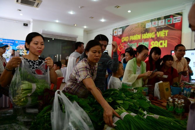 Shopping at weekend agriculture fair  - ảnh 1