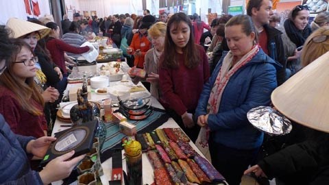 Vietnam attends charity fair in Slovakia - ảnh 1