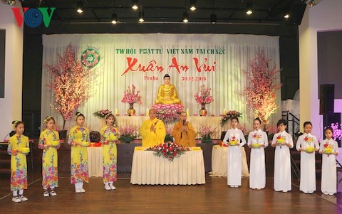 Buddhist followers in Czech Republic organize Spring festival - ảnh 1