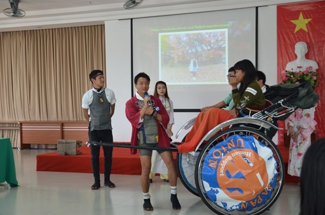 Japanese rickshaw trippers stop for Da Nang visit - ảnh 1